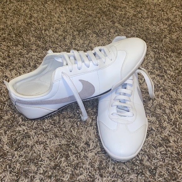 Nike women Fivekay in gray and white size 8.5 - Picture 2 of 7